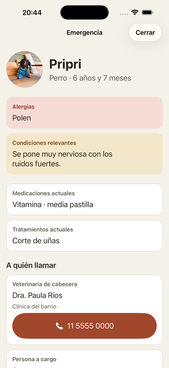 El modo emergencia: alergias, condiciones a tener en cuenta, medicaciones actuales y un botón grande para llamar a la veterinaria.