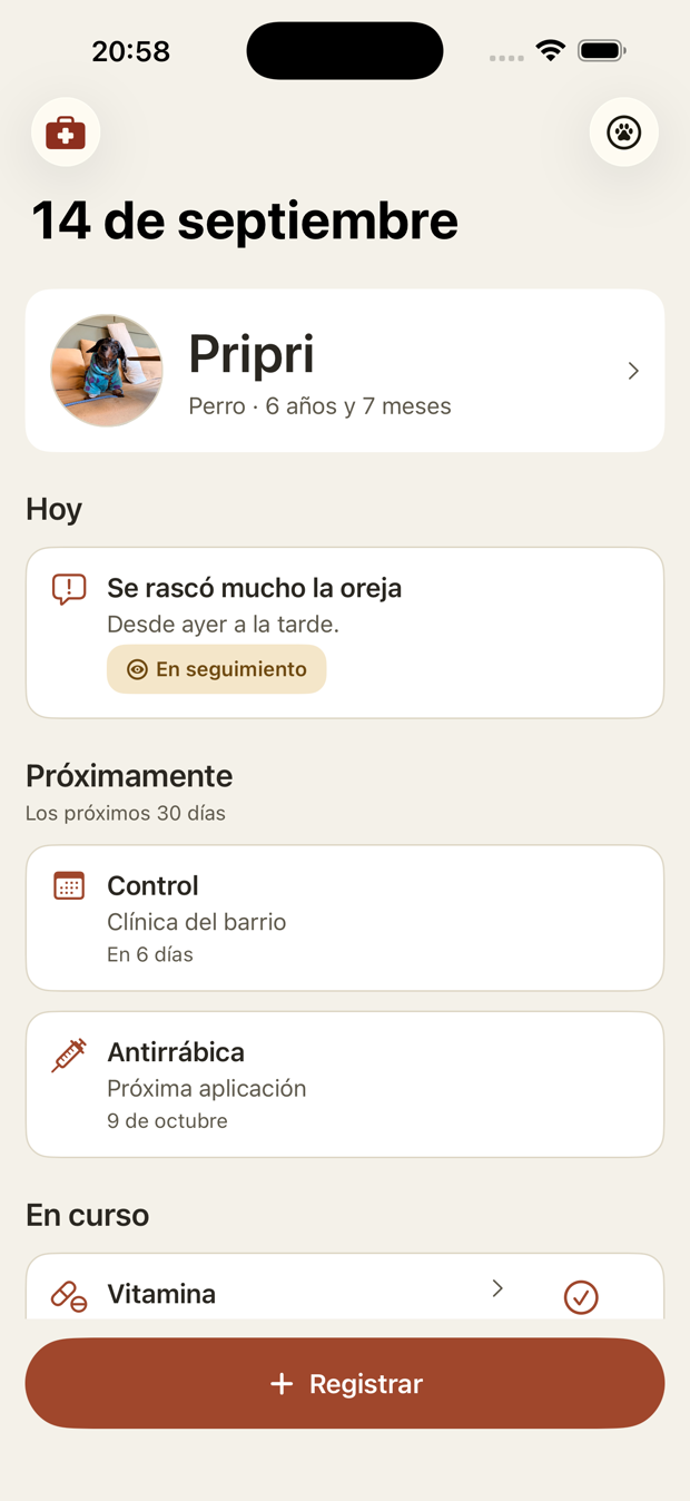 La pantalla principal de Estela: la fecha del día, el perfil de la perra, un síntoma anotado hoy, un turno próximo y la medicación en curso.